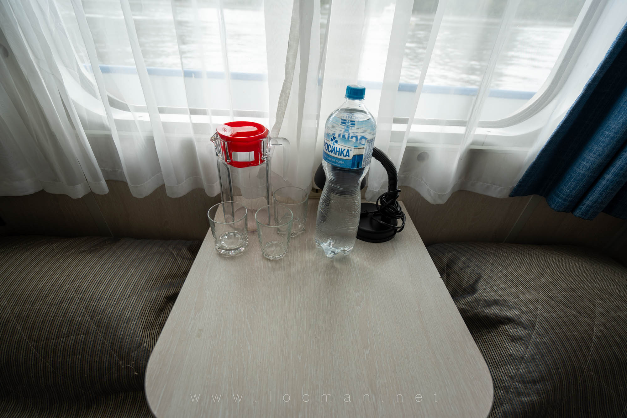 Столик в каюте, вода, графин и стаканы