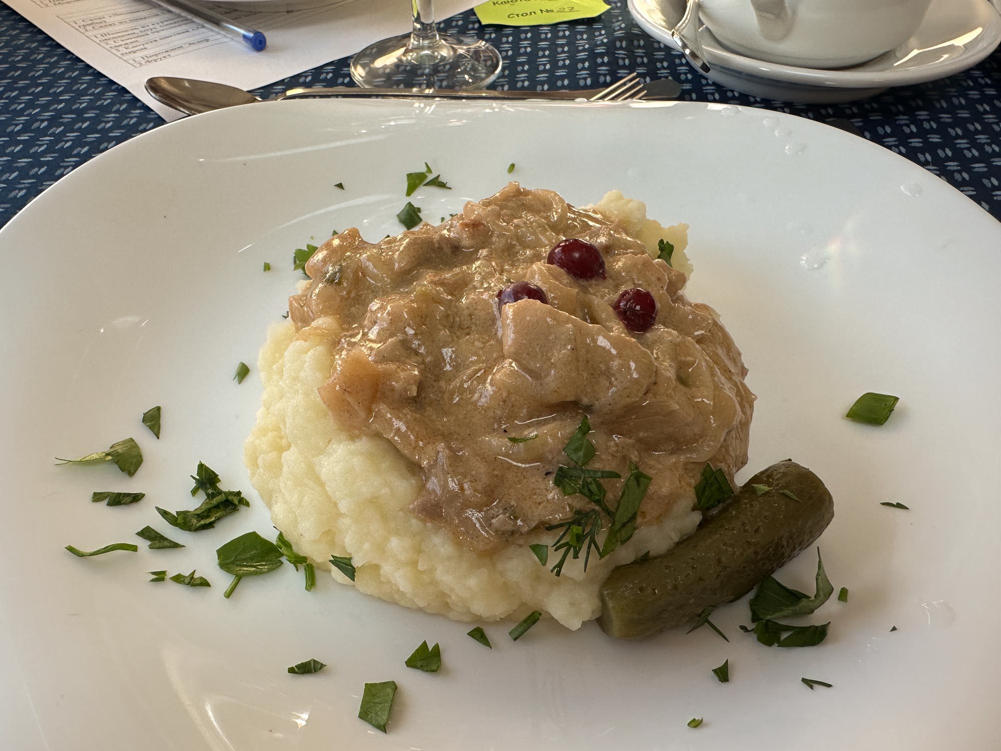 Поджарка из свинины с картофельным пюре и солёным огурцом