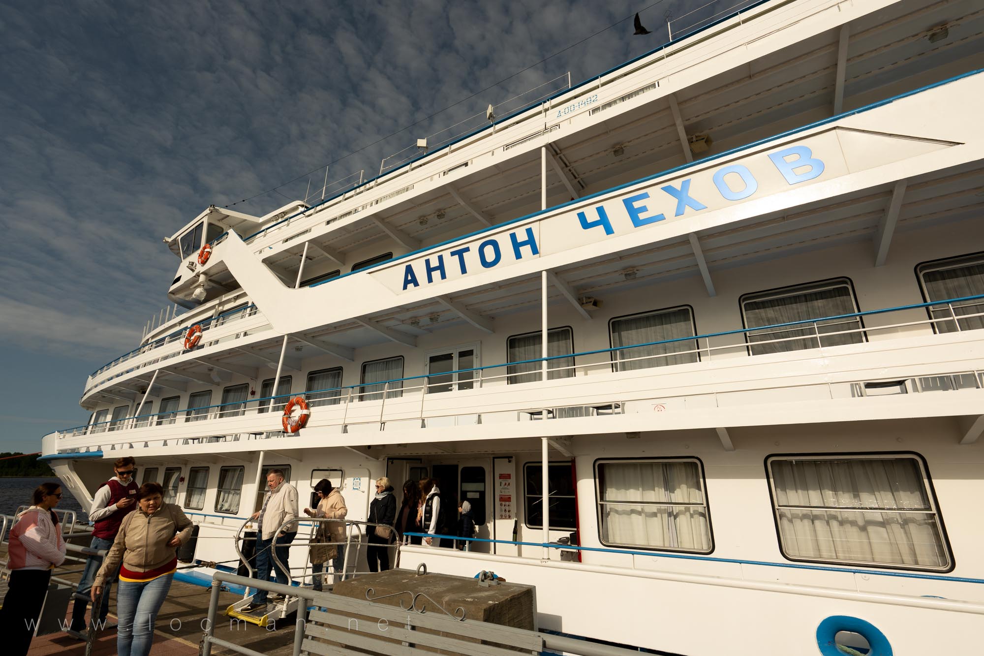 Теплоход «Антон Чехов», туристы отправляются на экскурсию